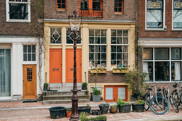Fachada de la antigua casa típica en el centro histórico de Amsterdam, Países Bajos — Foto de Stock