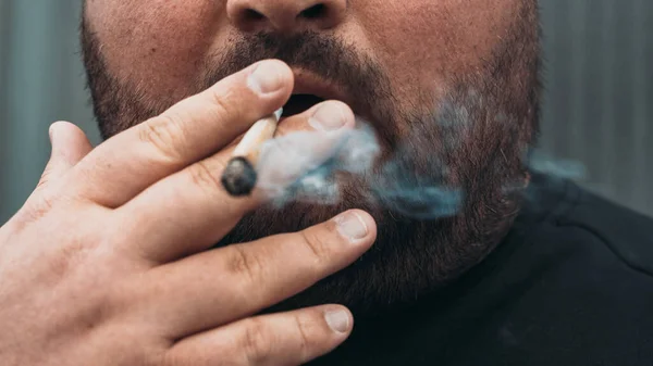 Homem fumando maconha enrolada real ou maconha ou maconha cigarro de tabaco comum, close-up — Fotografia de Stock