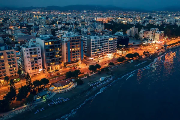 Limassol. Chipre. Vista aérea de Limassol passeio com edifícios à noite. Costa marítima mediterrânica — Fotografia de Stock