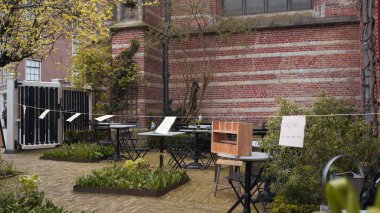 Coronavirus nedeniyle kapalı Avrupa Kafesi, boş masalar ve broşürlerdeki yazıtlar - kahve servisi