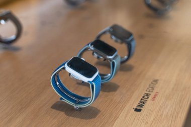 Dubai, BAE - Şubat 2020: Apple Watch Serisi 5, Apple Store 'da WatchOS 6 ve yeni OLED ekran satışları, kapatın