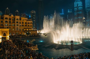Dubai Fıskiyesi, gece aydınlatmalı. Şehir merkezindeki popüler turizm merkezi, BAE