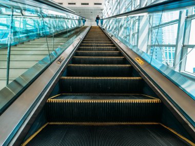 Metro veya alışveriş merkezinde merdivenleri olan modern yürüyen merdiven, perspektif