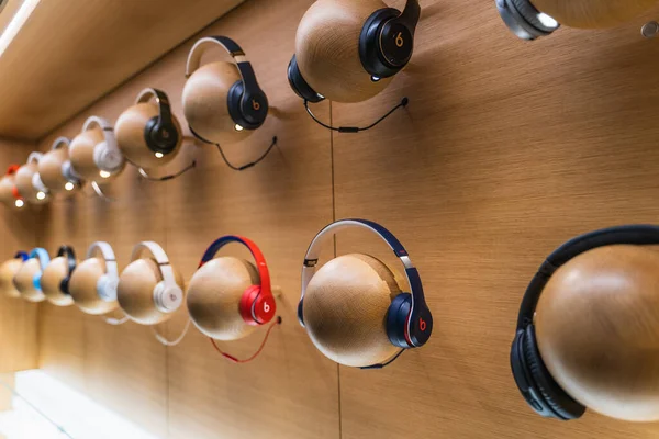 Dubai, ОАЕ - лютий 2020: Beats by Dr. Dre headphones on display in Apple Store — стокове фото