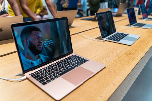 Dubaï, EAU - Février 2020 : Vente de Apple Macbook Air dans l'Apple Store officiel — Photo