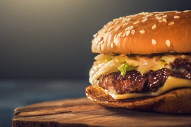Lezzetli ev yapımı hamburger veya hamburgerle sulu et, peynir ve sebze, fast food, makro fotoğraf, fotokopi alanı