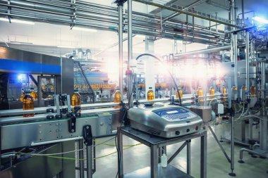 Taşıma bandı, içecek fabrikasındaki şişeler, endüstriyel üretim hattı.