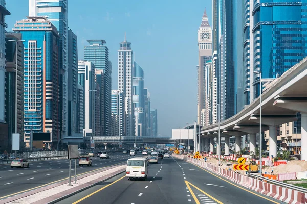 Sheikh Zayed Road no centro de Dubai com tráfego de automóveis e edifícios altos — Fotografia de Stock