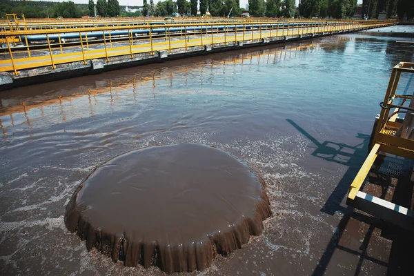 Station de traitement des eaux usées. Réservoir pour l'épuration des eaux usées — Photo