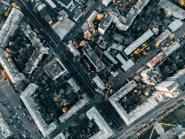 Vue aérienne supérieure des bâtiments de la ville et des quartiers avec des routes, photo de drone — Photo