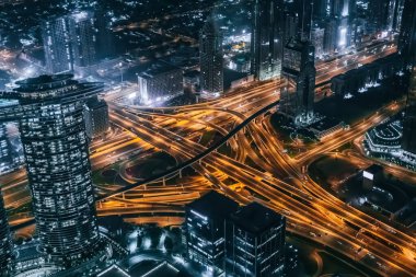 Gece Dubai şehir merkezi çatıdan ufuk çizgisi, Dubai, Birleşik Arap Emirlikleri