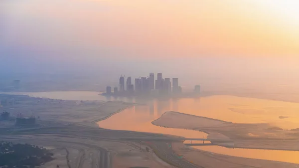 Воздушный панорамный вид Дубая на горизонт в тумане восхода солнца с самой высокой крыши, ОАЭ — стоковое фото