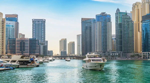 Arranha-céus Dubai Marina no fundo e iate de luxo no canal de água, Dubai, Emirados Árabes Unidos — Fotografia de Stock