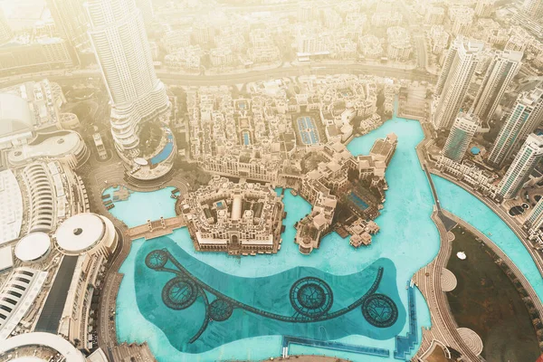 Légi kilátás Dubai belvárosában sok épület és medence tánc szökőkutak a legmagasabb tetőn a reggeli napfelkelte, Egyesült Arab Emírségek — Stock Fotó