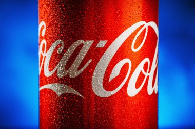 Moskova, Rusya - Nisan 2020: Kırmızı kutuda Coca-Cola meşrubatı. The Coca-Cola Company tarafından üretilen soda. İllüstrasyon kaynaklı kullanım