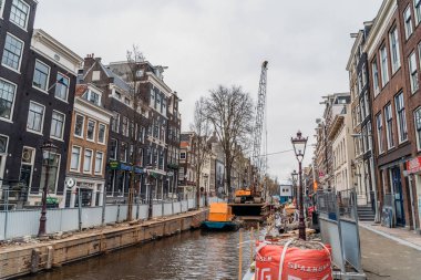 Amsterdam, Hollanda - Mart 2020: Amsterdam, Hollanda 'nın tarihi merkezinde onarım çalışmaları