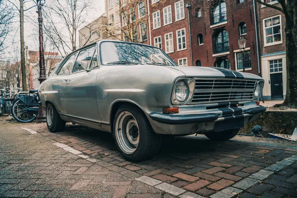 Old retro vintage car parked in European city — Stock Photo, Image