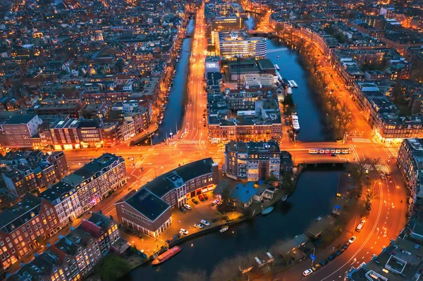 荷兰阿姆斯特丹市中心的全景空中景观，晚上有运河、街道和建筑物 — 图库照片