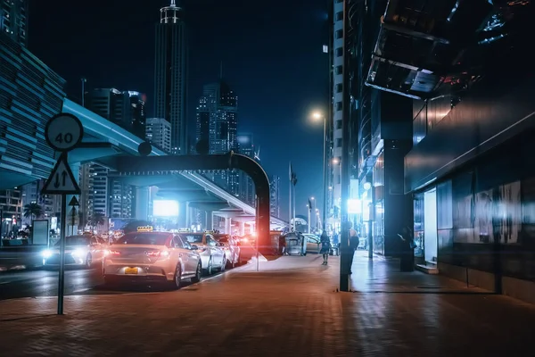두 바이 시내의 야간 도시 거리, 택시 차량, 고층 건물, 야간 조명 — 스톡 사진