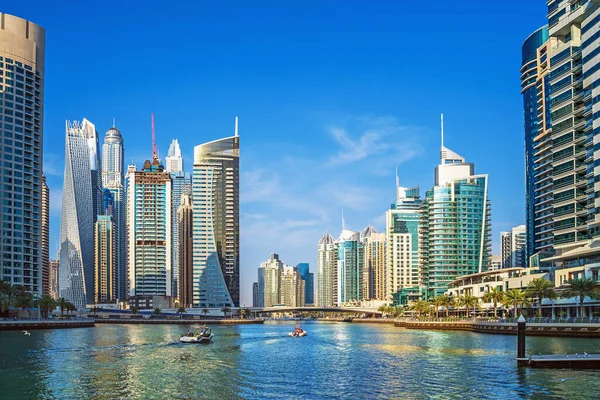 Dubai Marina canal com água azul e edifícios altos, Emirados Árabes Unidos — Fotografia de Stock