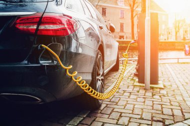 Avrupa caddesindeki kamu şarj istasyonunda elektrikli araba şarj etmek