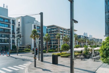 Yüksek binaları olmayan modern Dubai caddesi, Birleşik Arap Emirlikleri