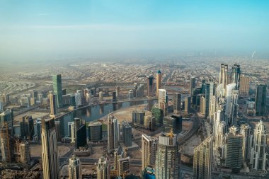 Dubai silueti, sabah ışığında gökdelenler. Lüks kuleleri ve otelleri olan şehir merkezi ve finans merkezi, Birleşik Arap Emirlikleri