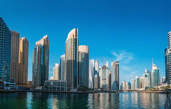 Luxuoso canal Dubai Marina em Dubai com edifícios altos em segundo plano, Emirados Árabes Unidos — Fotografia de Stock