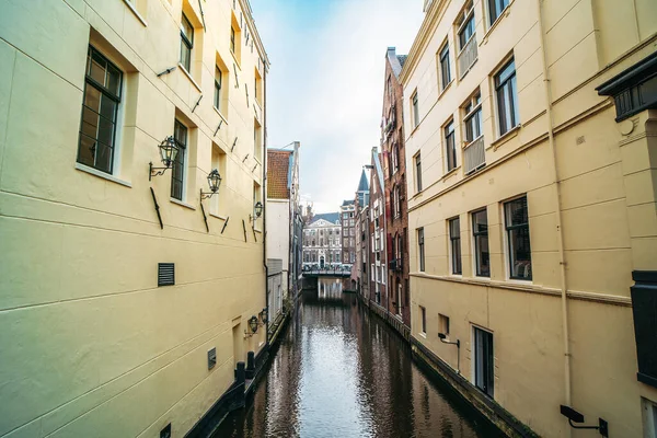 Vodní kanál a domy v centru Amsterdamu, Nizozemsko — Stock fotografie