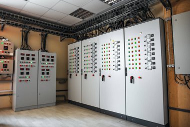 Düğmeleri ve düğmeleri olan fabrika kontrol paneli, özel endüstriyel elektronik cihazlar