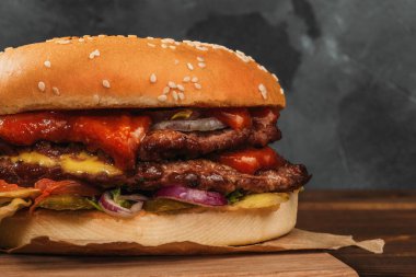 Lezzetli ev yapımı hamburger veya lezzetli etli hamburger, fast food, yakın plan.