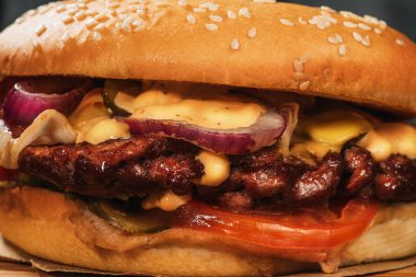 Lezzetli ev yapımı hamburger veya lezzetli etli hamburger, fast food, yakın plan.