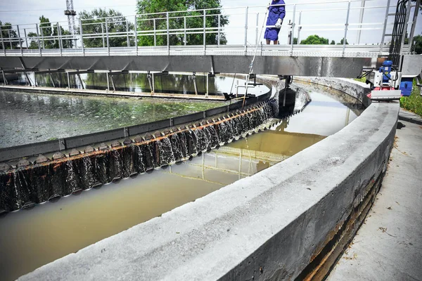 Oczyszczalnia ścieków komunalnych, okrągły zbiornik osadowy, stonowany — Zdjęcie stockowe