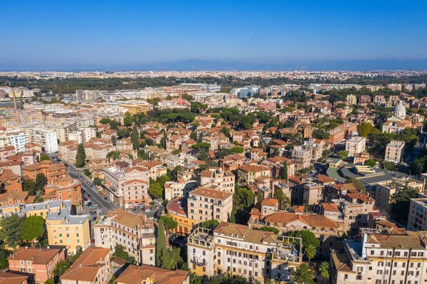 Vista aérea de edificios, casas y apartamentos italianos desde arriba, Roma paisaje urbano — Foto de Stock