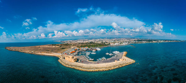 Кипр. Замок Пафос, воздушная панорама с беспилотника. Средневековый портовый замок в гавани на побережье Средиземного моря
