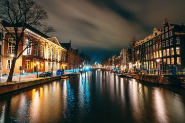Amsterdam gece su kanalı, gece ışıkları yansıması ve eski evler, Amsterdam, Hollanda