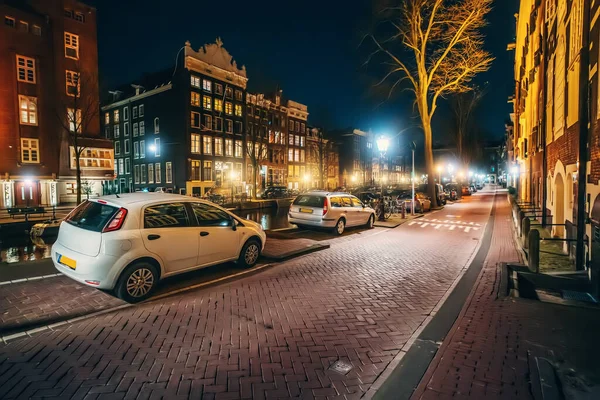 Amsterdam night city street with old buildings and evening illumination, Amsterdam, Países Bajos — Foto de Stock