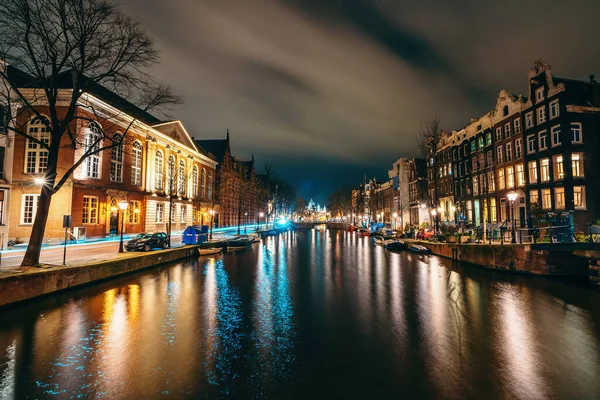 Amsterdam night city water canal with evening lights reflection and old houses, Amsterdam, Países Bajos — Foto de Stock
