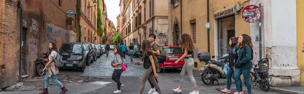 Rome, Italië - oktober 2019: Toeristen lopen op het oude historische Rome in de binnenstad, Italië. Rome is een van de populairste steden voor toeristen in Europa — Stockfoto
