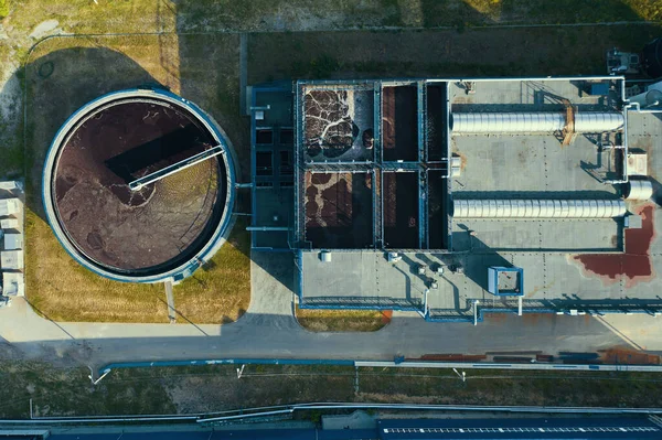 Industrial Wastewater cleaning in round storage. Pabrik pengolahan limbah, pandangan atas udara — Stok Foto