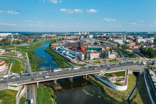 Tula, Russland - Mai 2019: Luftaufnahme der Stadt Tula von oben mit Brücke und Fabrikgebäuden, Russland — Stockfoto