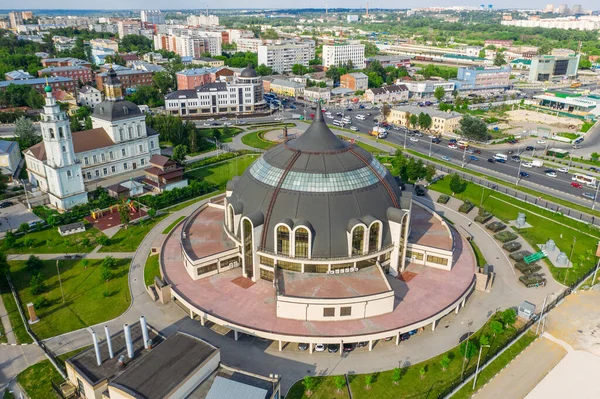 Tula, Rusland - mei 2019: Tula State Museum of Weapons in de vorm van een helm, luchtfoto van drone — Stockfoto