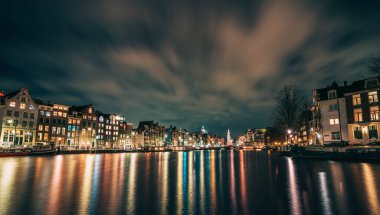 Amsterdam Kanalı, şehir aydınlatmalı Amstel Nehri, Hollanda, Hollanda geceleri