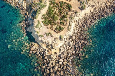 Deniz manzarası, inanılmaz bir Akdeniz doğası. Vahşi kayalık dağlar ve gök mavisi berrak su, insansız hava aracı atışı