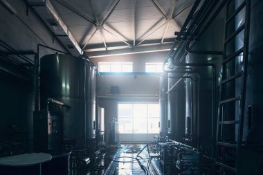 Su, bira fabrikası ya da fabrika üretiminin endüstriyel iç mekanı. Büyük çelik tanklar ya da fıçılar. Sektör arkaplanı