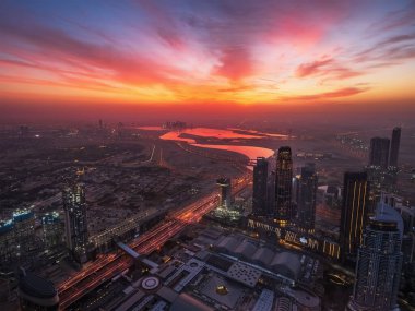 Gün doğumunda Dubai silueti. Birleşik Arap Emirlikleri manzarası, yukarıdan modern şehir
