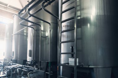 Modern su veya bira fabrikasında boruları olan büyük rezervuarlar ve tanklar. Sanayi geçmişi