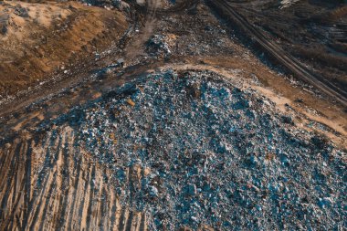 Şehir çöplüğünde çöp ve plastik atık yığınları, hava manzarası