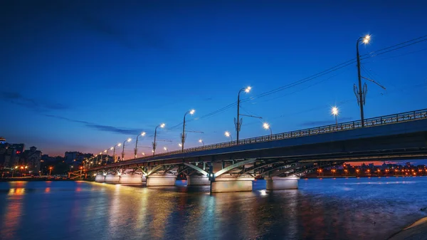 Schöner Panoramablick auf die beleuchtete Woronesch-Brücke in blauer Stunde nach Sonnenuntergang — Stockfoto