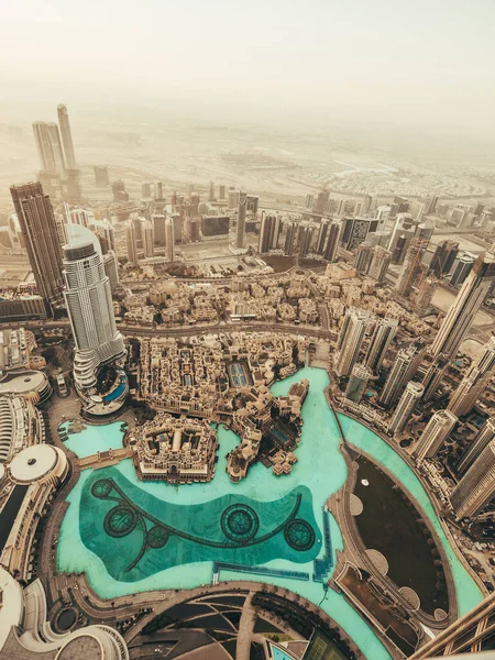 Dubai Fountain e área do centro da cidade, vista de cima de manhã do telhado mais alto, Emirados Árabes Unidos — Fotografia de Stock